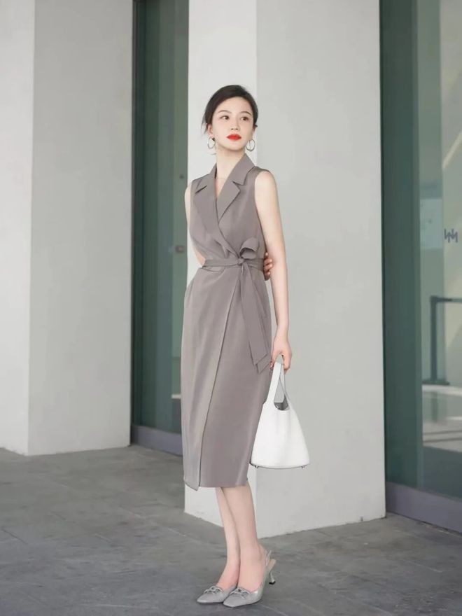 中年女性怎么穿的减龄又有职业感,中年女人减龄的穿搭