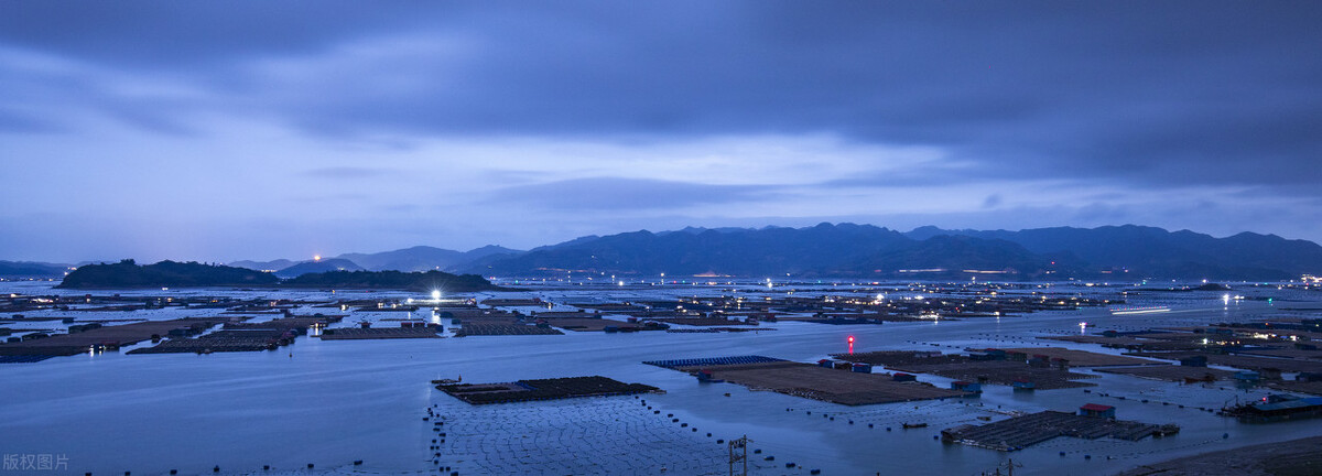 车上只有我一个人，车没熄火，空调开得暖暖的