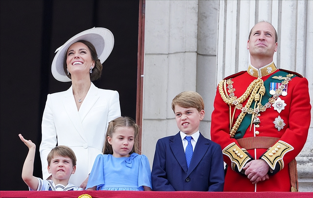 隔辈亲萌娃把面给爷爷,隔辈亲宝宝调皮