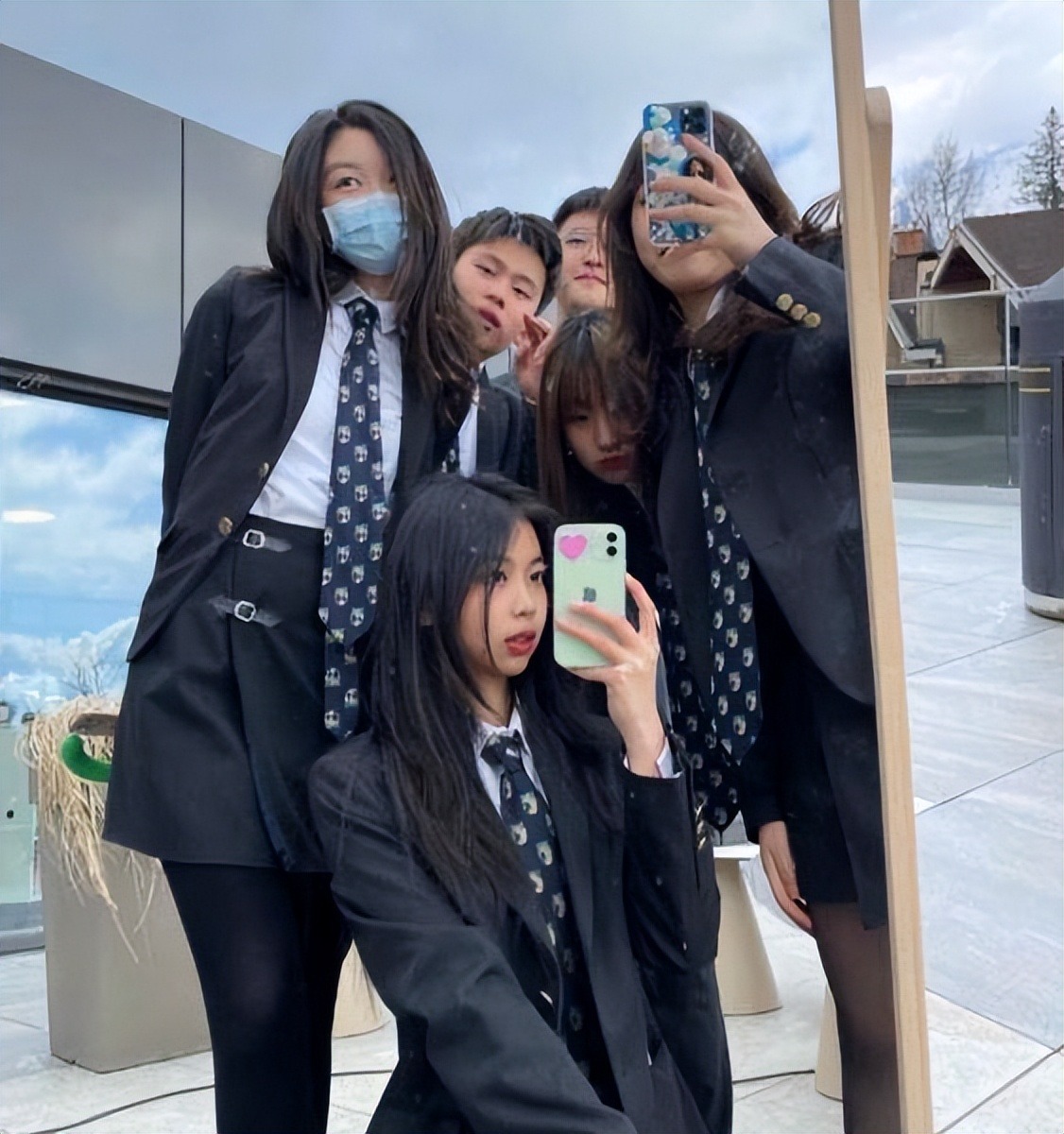 李嫣和闺蜜一起逛街,李嫣跟闺蜜逛街