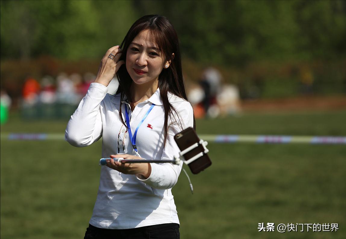 为啥拍照比镜子里看自己丑,为啥镜子里自己好好看拍照却很丑