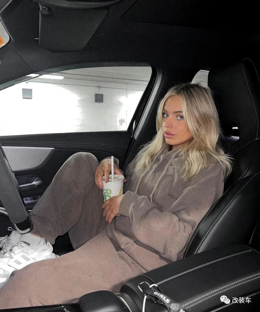 奔驰c级小姐姐改装,奔驰威霆改装小姐姐