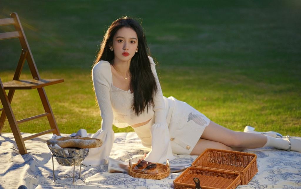 周也代言兰蔻品牌拍摄草坪写真“绝美”