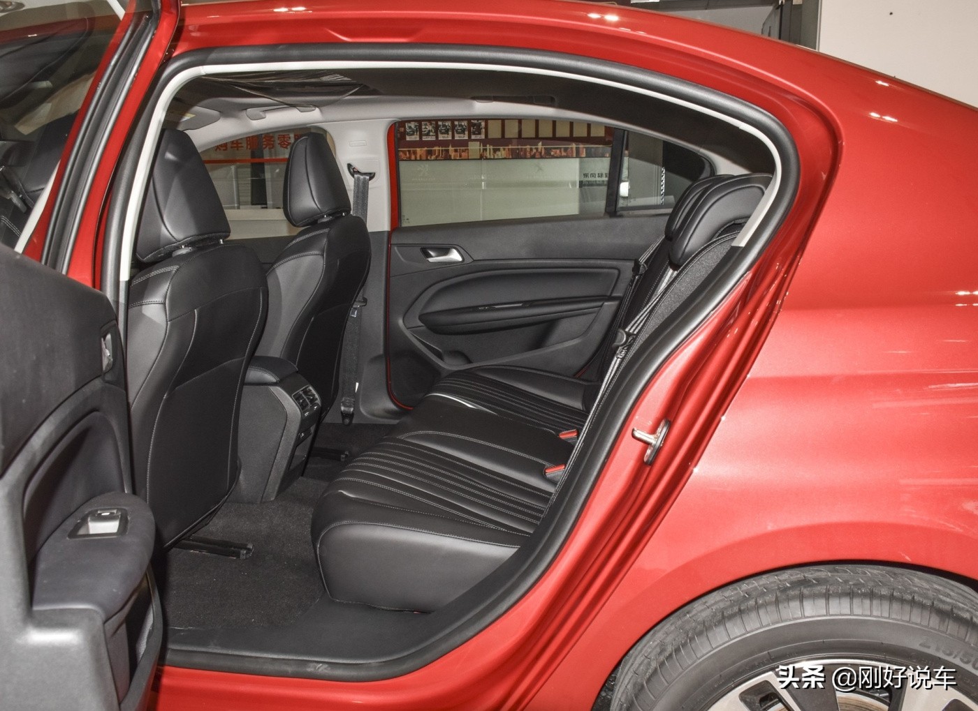 标致408空间大还是轩逸空间大,花同样的钱你会选哪个