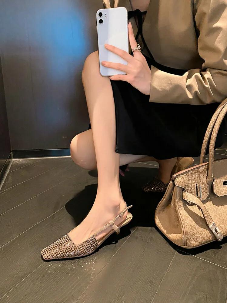 这双高跟鞋太美了，让我的脚香香哒。