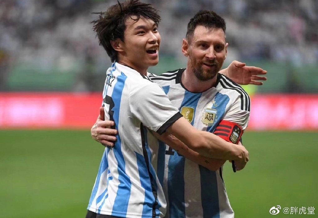 梅西拿着球迷冲进球场与梅西合照,大批梅西球迷冲进球场