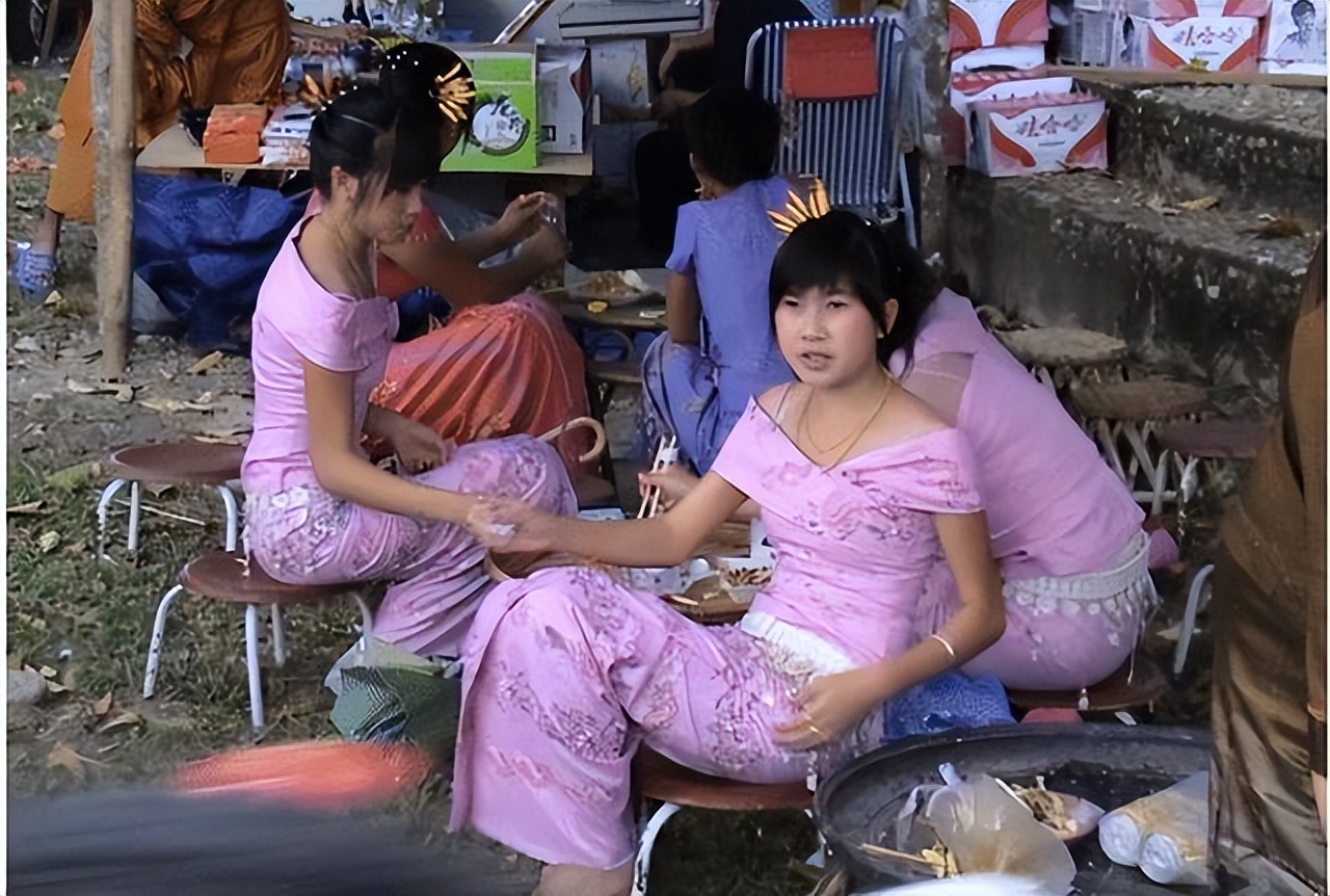 许多缅甸女孩从两国边境“翻墙”来到中国，只为从事这个行业
