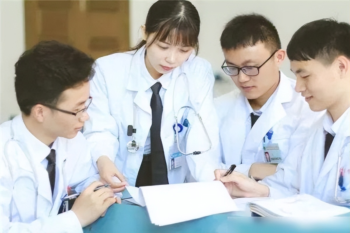 临床医学和口腔医学哪个考证容易,口腔医学本科和硕士的收入区别