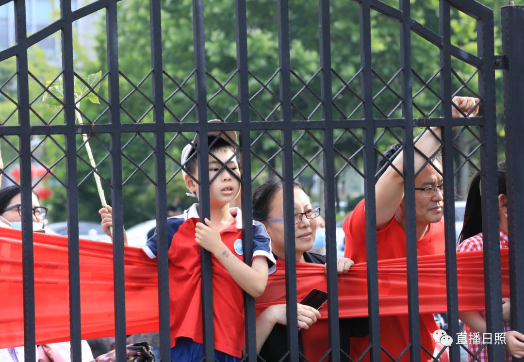 直击2023高考现场暖人瞬间,直击2023高考场外实拍视频