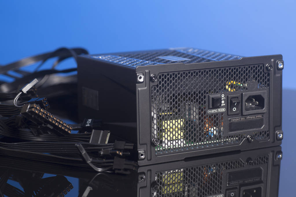 电脑开机没有滴的一声显示器不亮,电脑显示器亮一下就黑屏怎么回事