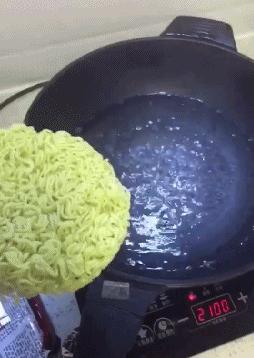 想问这姑娘衣服在哪买的,会不会挨揍?亮点