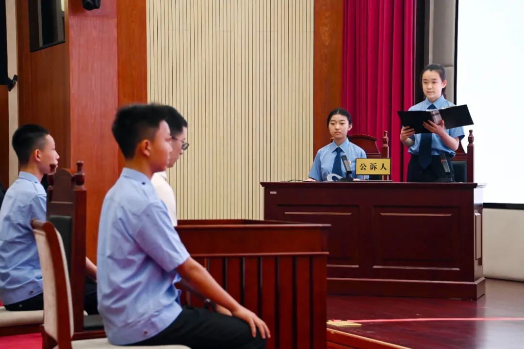 沉浸式体验法院零距离生动普法,零距离接触沉浸式体验