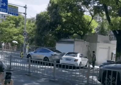 撞死你没商量宁波女司机撞死男子，撞了五次后淡定下车离开