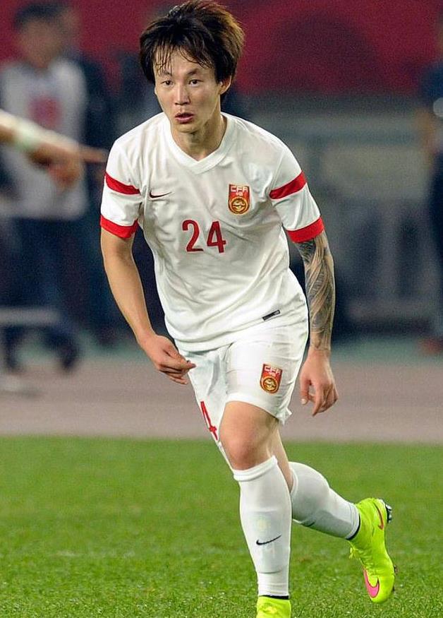 足球场上糗事多,足球朴成