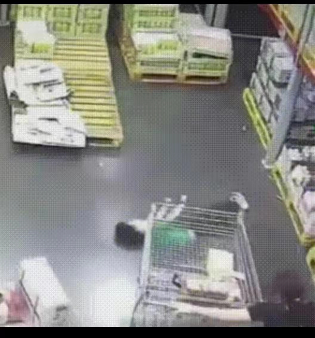山姆回应男孩摔下购物车昏迷,深圳山姆小孩手推车坠落
