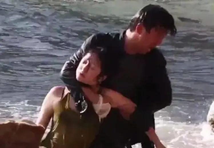 49岁影后周迅拍戏溺水，险些被淹死令人后怕，他及时出手相救！
