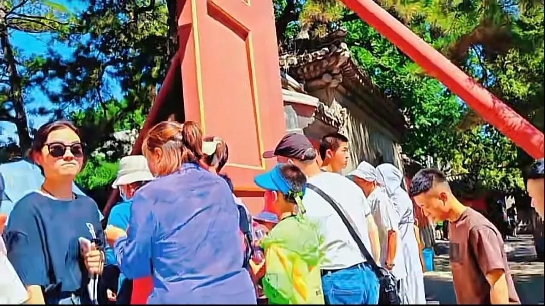 48岁导游中暑后去世,北京导游中暑身亡事件