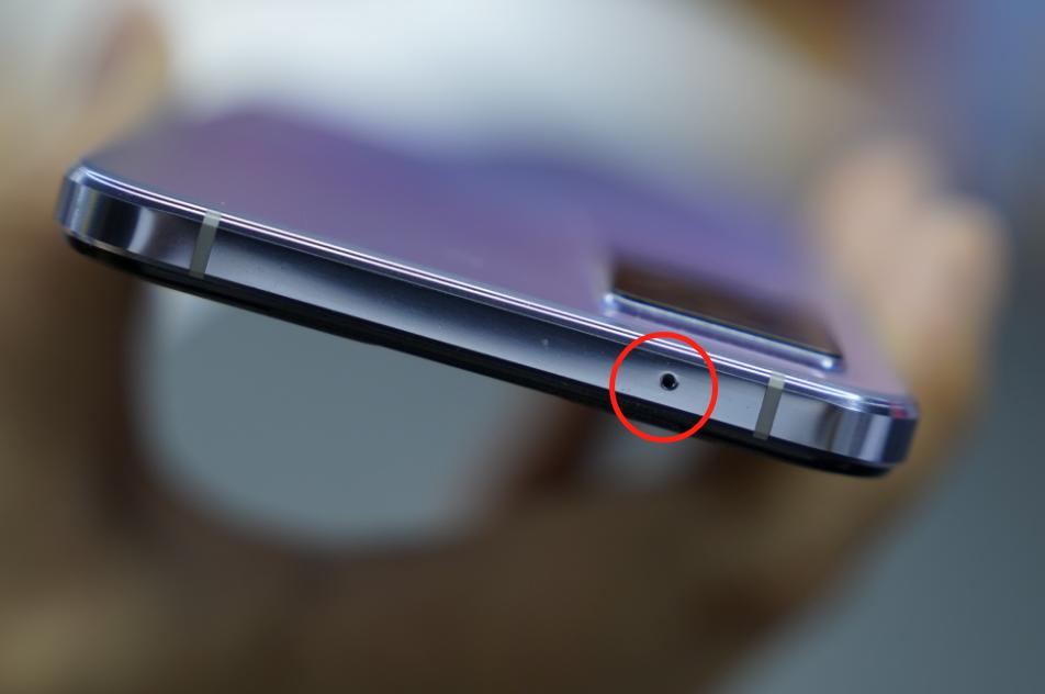 手机下的小孔有什么用途,手机上的小孔有什么用处