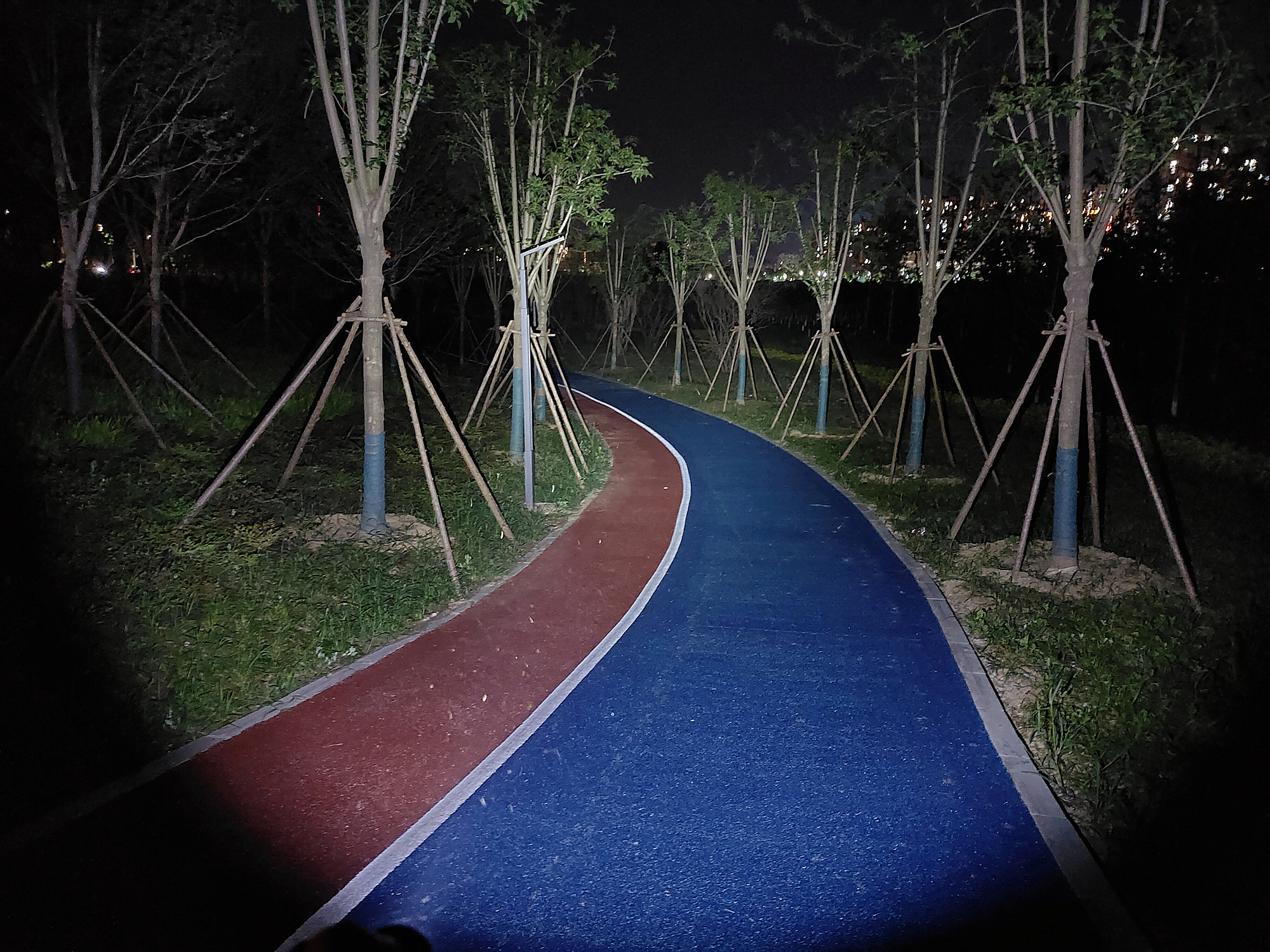 年轻更时尚，菲尼克斯HM65R-DT镁合金越野跑头灯体验