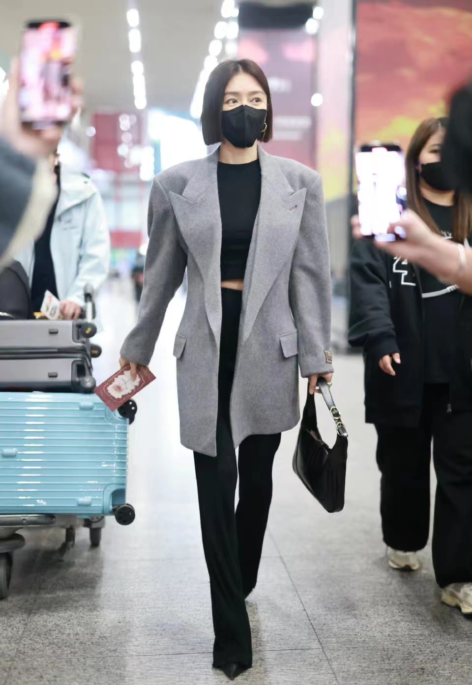 白月光秦岚的时尚穿搭优雅端庄,秦岚最新机场私服穿搭西装