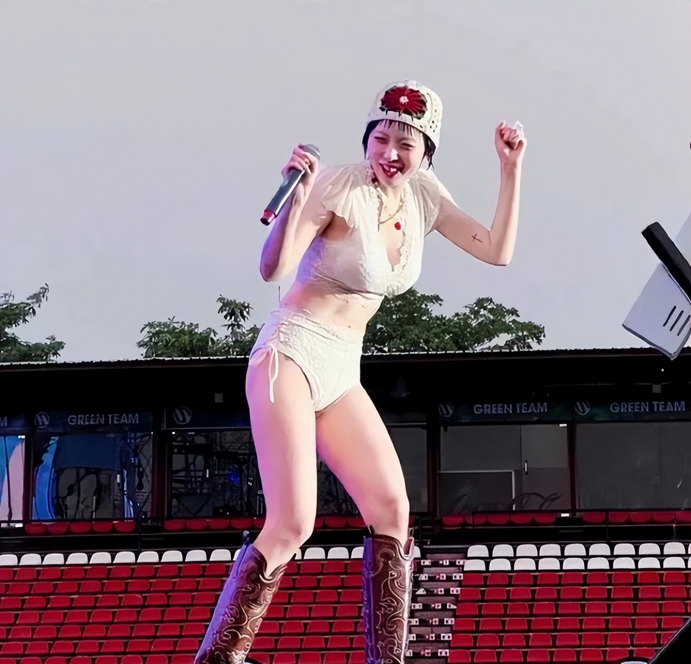 韩国女星露脐上衣 (韩国女明星露肩上衣)