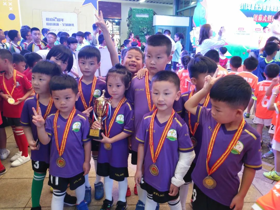 足球特色幼儿园新闻,足球比赛喜报幼儿园