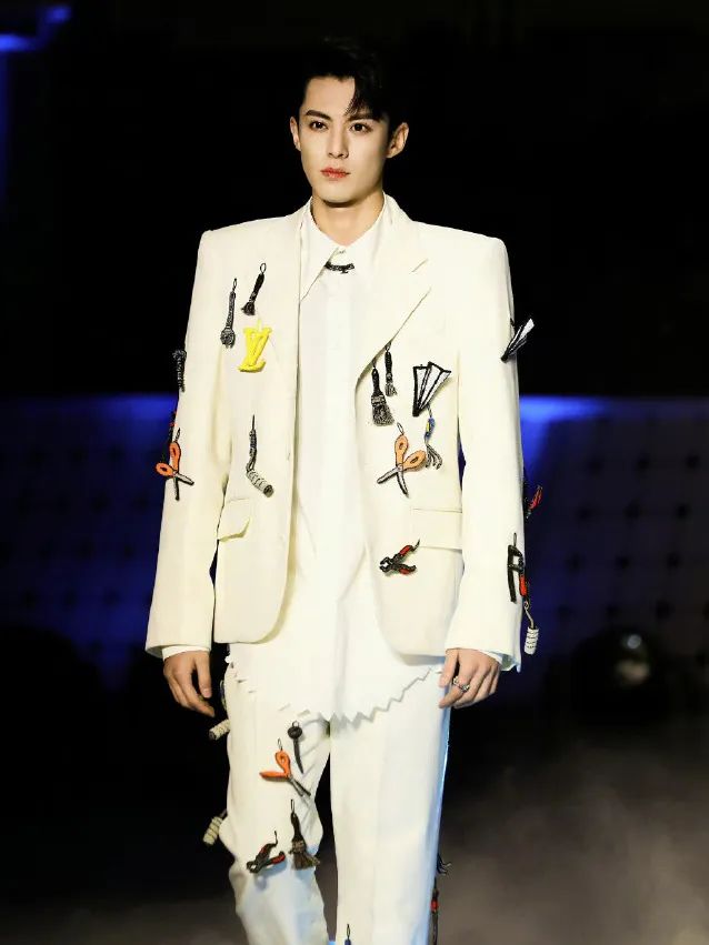 张嘉倪黑裙和网红同框,张嘉倪风波后首晒美照