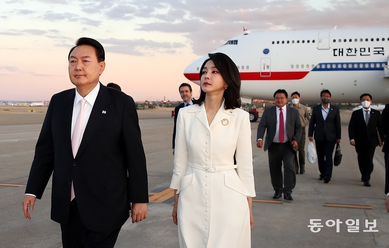 新一任韩国总统夫人,韩国现任总统夫人出访照片