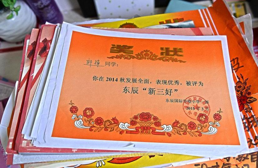 汶川地震中的3岁敬礼娃娃,汶川地震敬礼娃娃完整视频