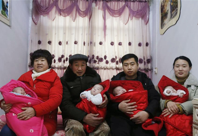 她拒绝减胎，冒着风险产下4胞胎，今全家帮忙带娃的场景让人羡慕