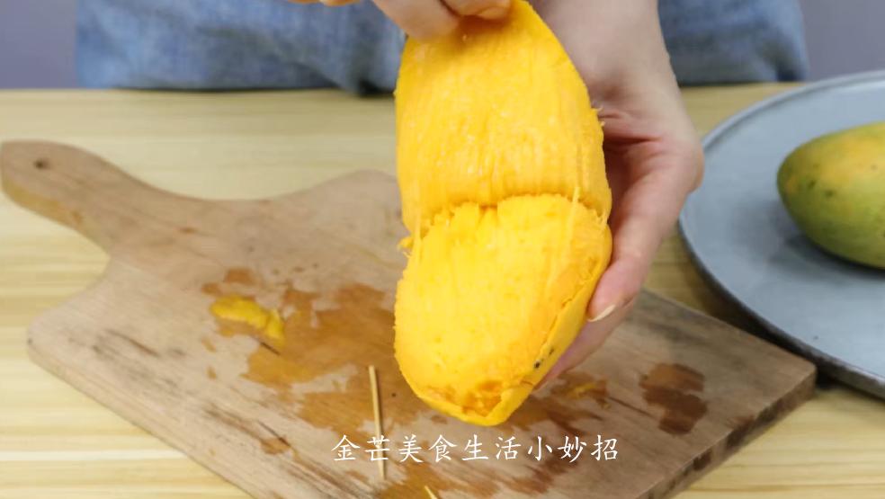 芒果的正确切法不粘手不流汁,不用刀切芒果正确方法