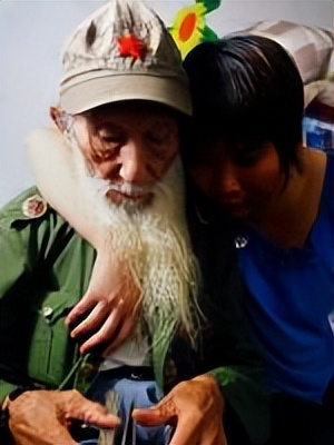 广美裸模爷爷，曾抗美援朝，拾过荒，中过毒，有90后女友