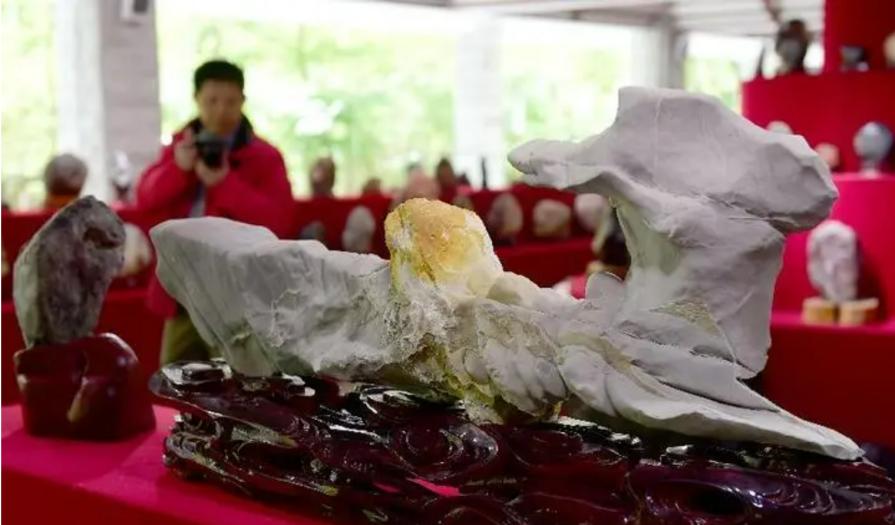 97小伙花150元买奇石,小伙花3万买的石头竟是价值千万