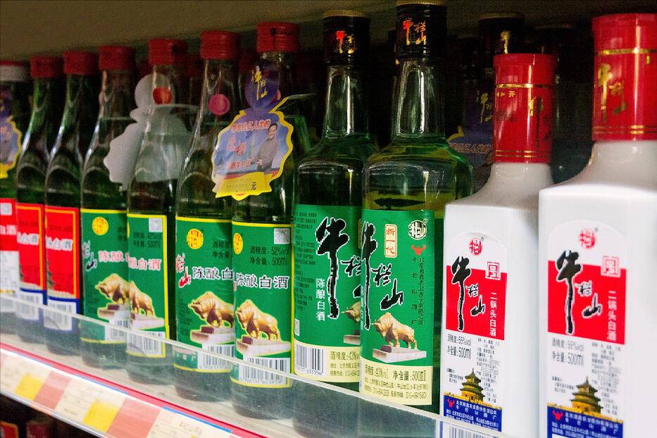 牛栏山二锅头绿瓶和白瓶区别,牛栏山二锅头辨别纯粮酒