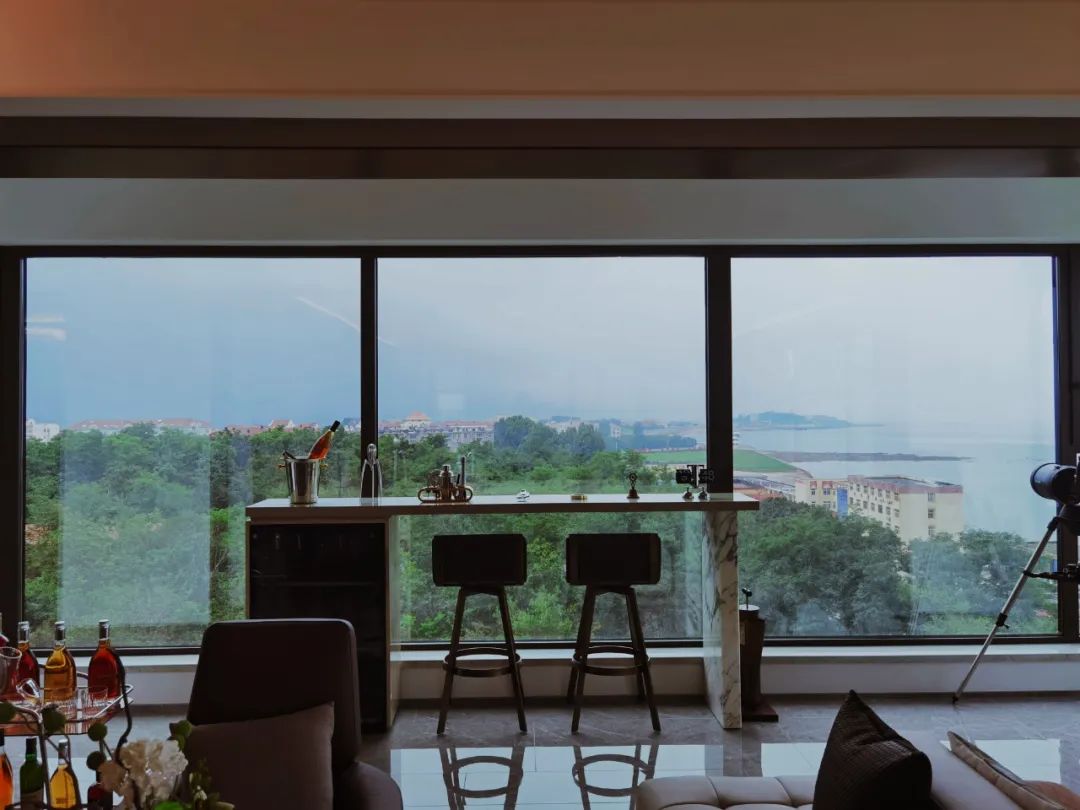 270°观海的环幕飘窗前，市南进入了海景房的新时代