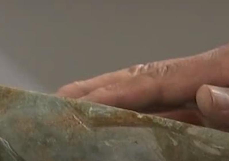 男子获得了点石成金的金银戒指,男子点石成金