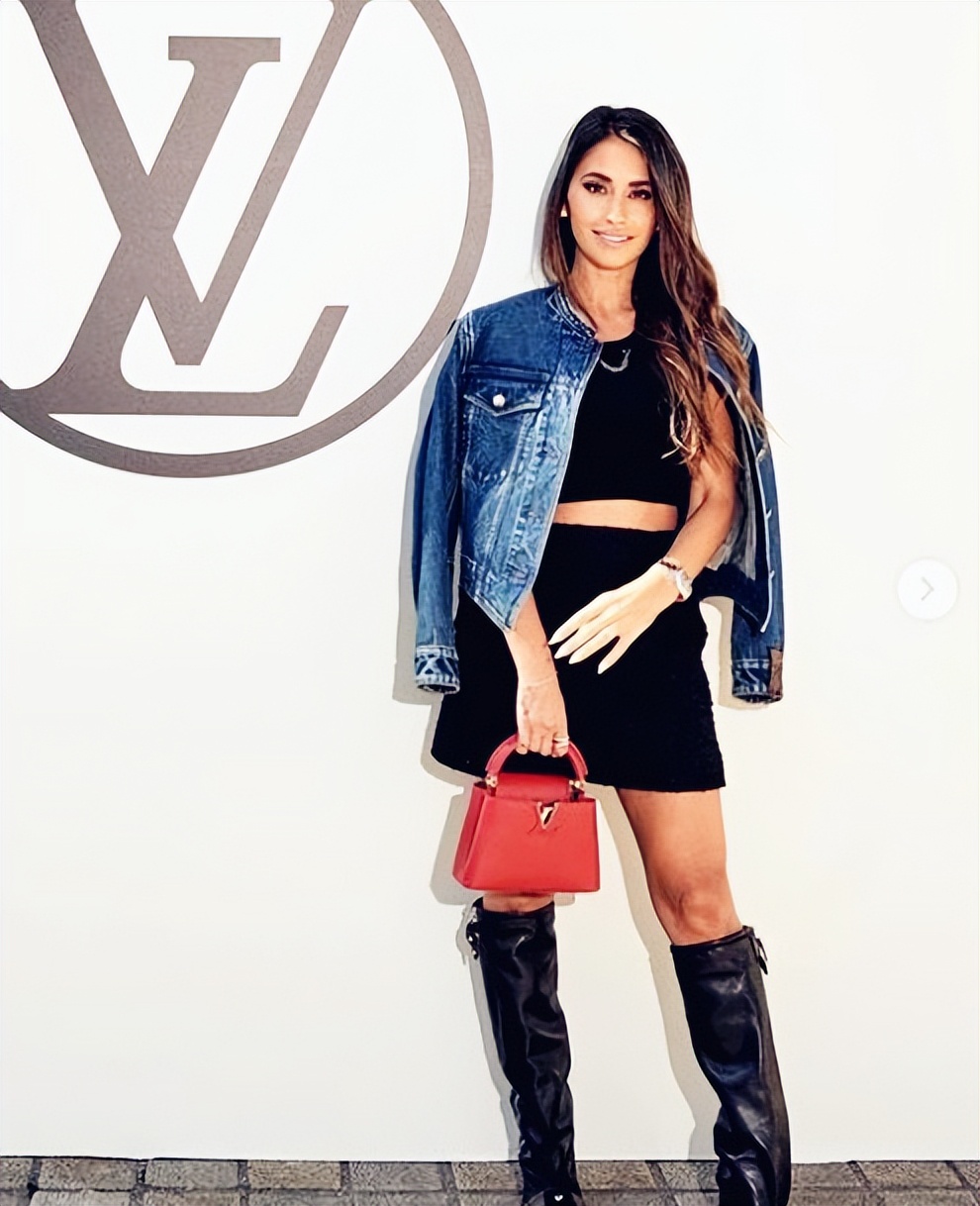 梅西妻子穿金色吊带,梅西老婆穿西服