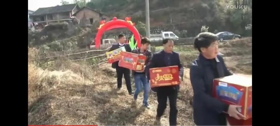 花无名分胜名花野陌荒坡艳似霞，莫笑卑微白头叟，心怀梦想走天涯