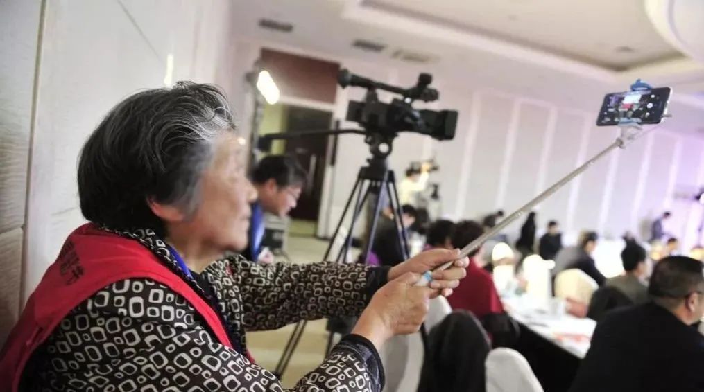 扶风大姨的后现代生活：从直播间消费者到成为主播