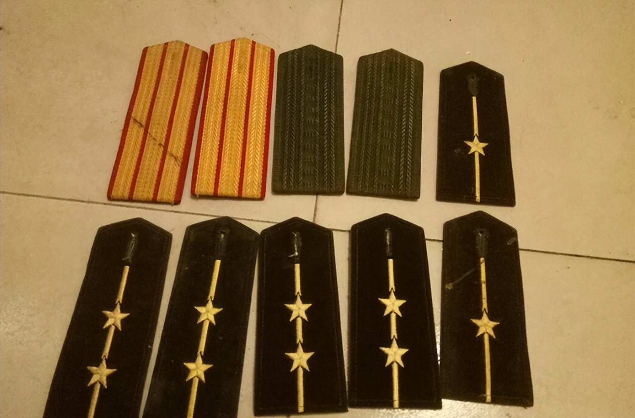 军服上的马赛克是什么,各国军装的差别