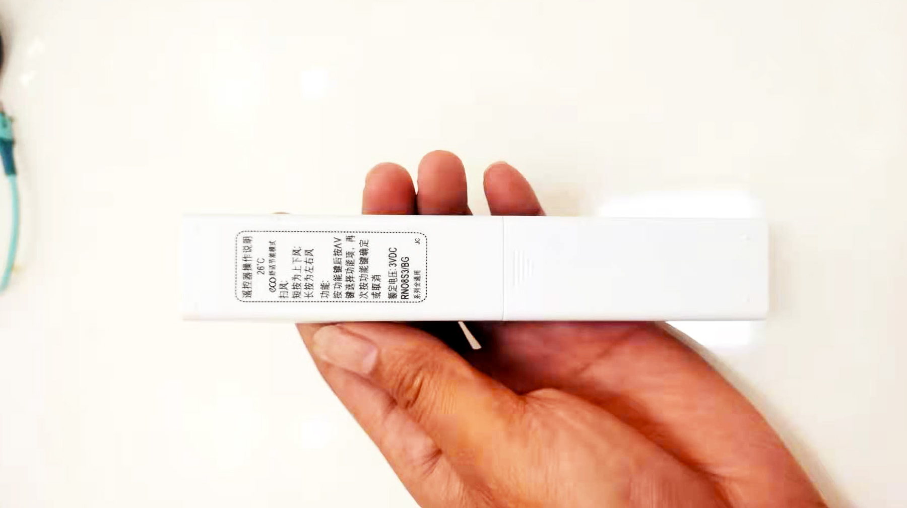 面条型设计外观独特，这款美的遥控器，简洁机身通用多款空调