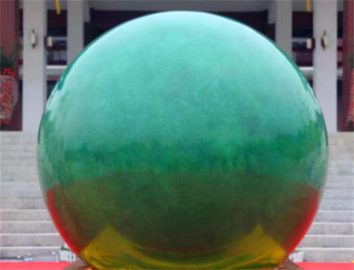 男子跋涉千里挖出6吨重夜明珠,男子挖出直径一米的夜明珠