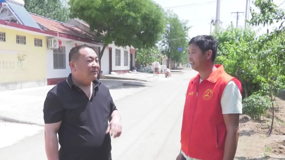 村民笑容满面,村民笑得开心