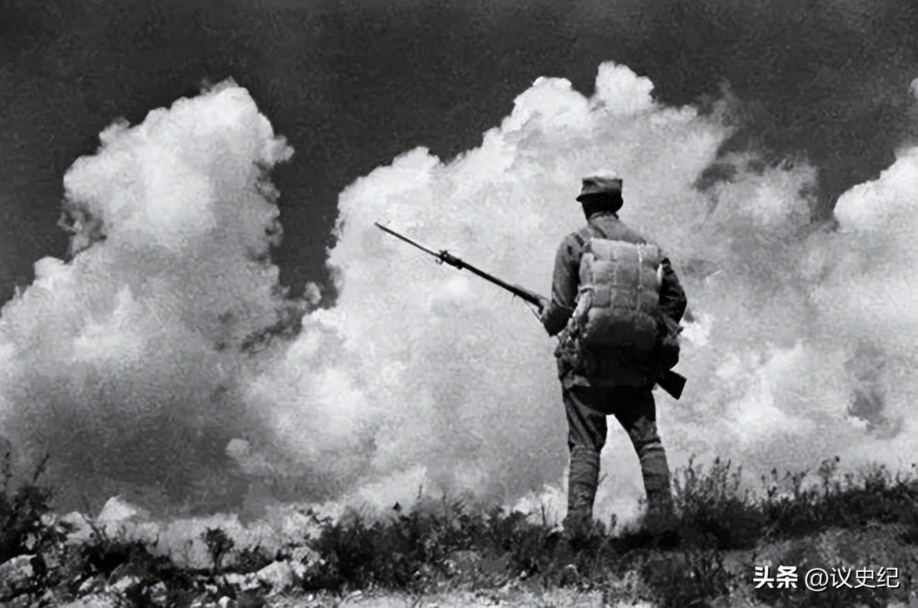 78岁老人被儿媳赶出家门，真实身份暴露后，政府直接送来30万津贴