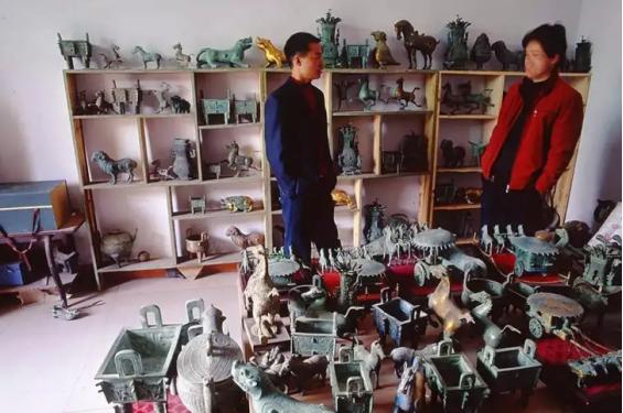 河南老汉带领全村制假致富,制假小作坊年赚百万