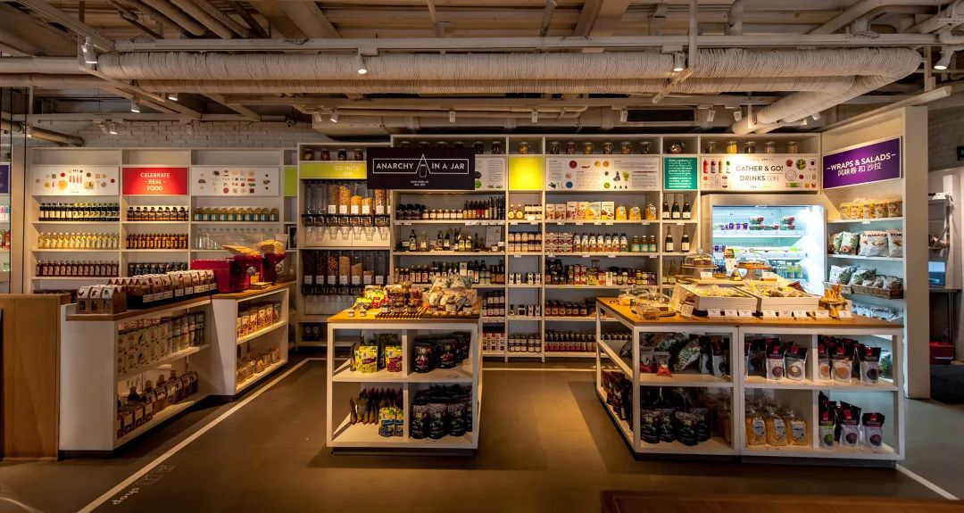 “多快省”的零食集合店，如何成为小品牌的天堂