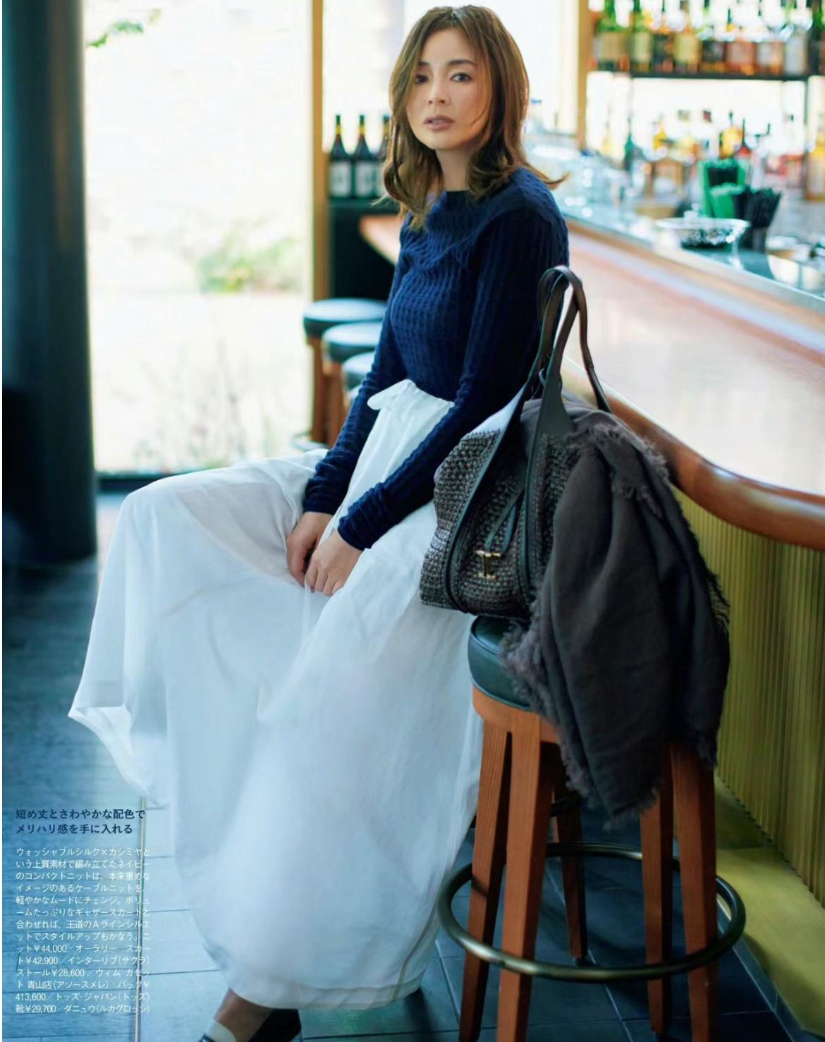 女人上了年纪少穿黑白灰,女人过了40岁就不要穿黑白灰