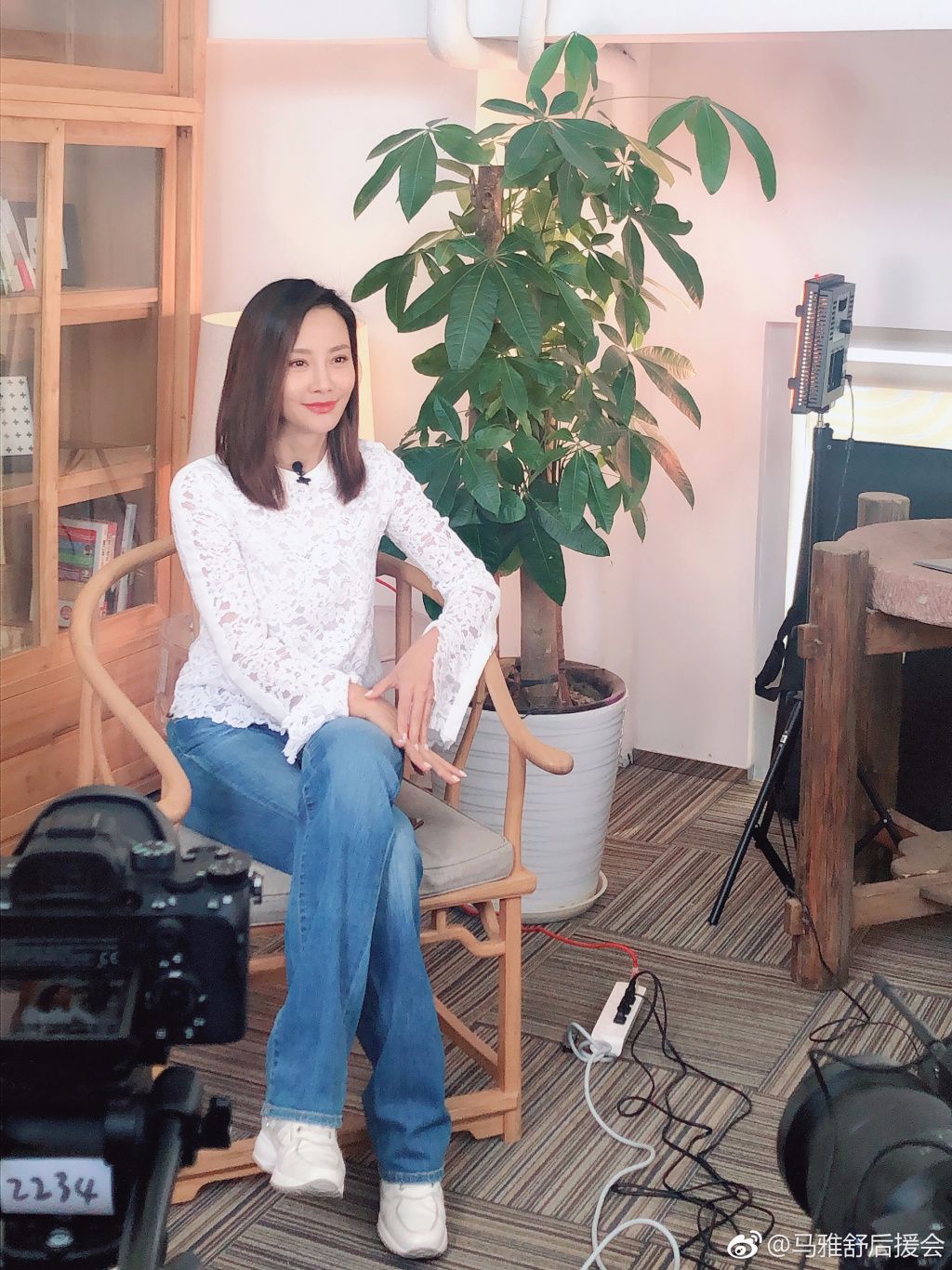 马雅舒淡妆出镜，满脸的坑洼，除了皮肤黑就是皱纹多