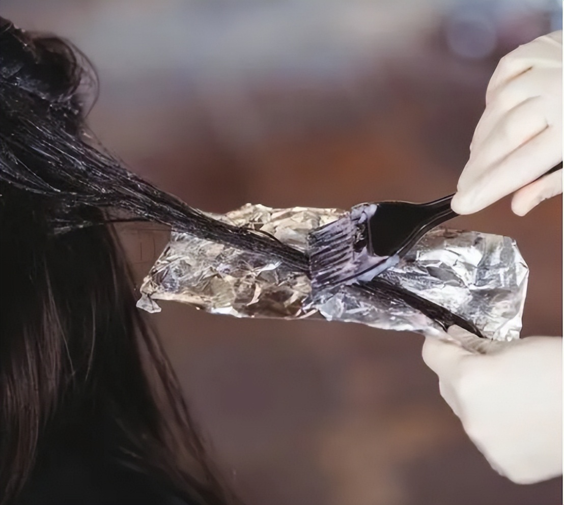 两次染发之间最少隔几天,两次烫发染发间隔多久比较好