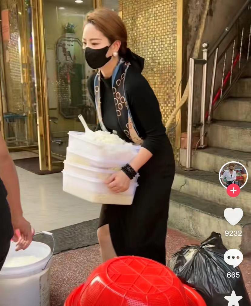 广州“炒冰姐”火了,老板娘穿抹胸生意好到排队,弯腰让人不淡定